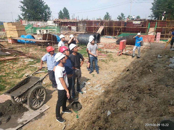 1560756552449682.jpg 執(zhí)行項(xiàng)目經(jīng)理李恩懷帶隊(duì)到張寨鎮(zhèn)污水處理廠檢查指導(dǎo).jpg