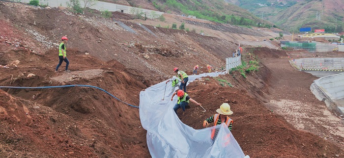 1562727402224109.jpg 項目部人員和現場施工人員共同參與到演練中來.jpg