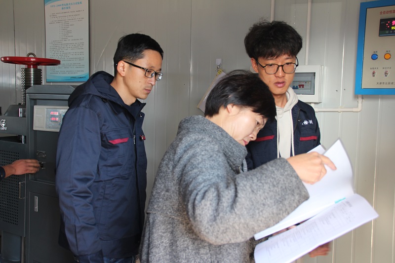 1577268262348858.jpg 專(zhuān)家組組長(zhǎng)袁絢進(jìn)行儀器設(shè)備使用臺(tái)賬檢查.JPG