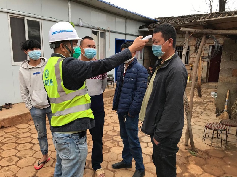 1583984944137163.jpg 給勞務(wù)人員進(jìn)行體溫測量.jpg