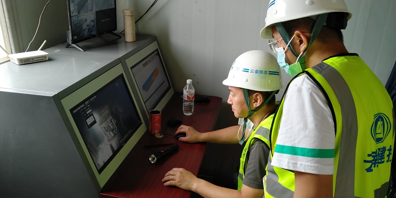 1597128970755893.jpg 通過隧道監(jiān)控系統(tǒng),查看隧道內(nèi)施工情況.jpg