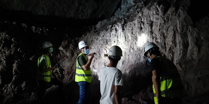 1597128978998912.jpg 檢查石頭坡山隧道進(jìn)口掌子面圍巖情況.jpg