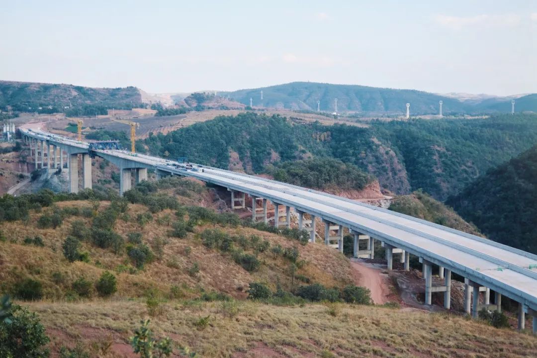 2022-12-24-剛構(gòu)過江，銀龍起舞——永大高速羊蹄江大橋合龍！2.jpg